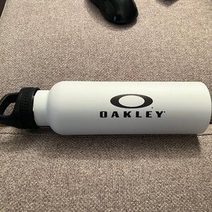 Brand New Authentic Oakley Aluminum BPA Free White Water 22 fl oz Bottle